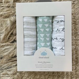 NWT ⭐️ Cloud island MUSLIN Blankets (set of 3)